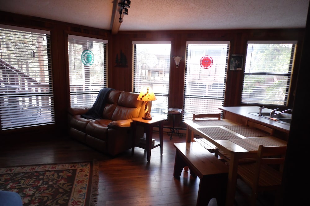 Redwood Commons First Floor Condo, Great Location, 1 and 1/2 blocks to Lift