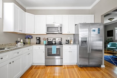 Historic Duplex 6 Blocks To King - Lots of Parking