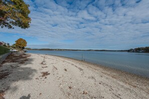 Sur la plage, chaise longue, serviettes de plage