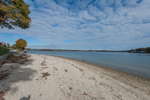 4 makuuhuoneen koti vedessä erinomaisesti perheille! Lähellä palveluita, kanavaa ja muuta!