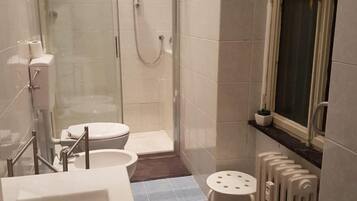 Apartamento, 2 quartos | Banheiro | Chuveiro, secador de cabelo, bidê, toalhas de banho