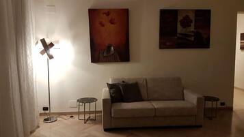 Apartamento, 2 quartos | Área de estar | TV de tela plana