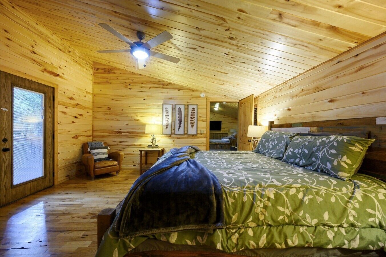 2 bedrooms, desk, WiFi, bed sheets