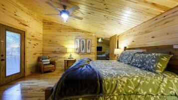 2 bedrooms, desk, WiFi, bed sheets