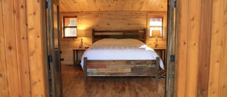 3 bedrooms, desk, WiFi, bed sheets