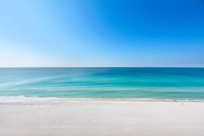Plage, chaises longues