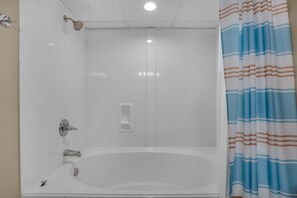 Combined shower/tub, towels