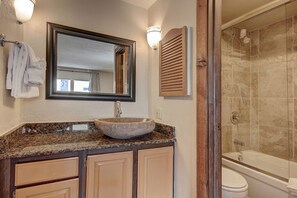 Appartement, 3 slaapkamers | Badkamer | Een haardroger, handdoeken, shampoo
