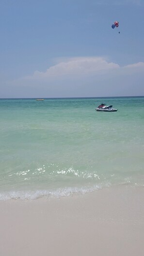 Playa en los alrededores y camastros