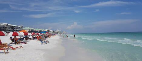 Plage à proximité, chaise longue