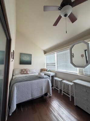3 chambres, fer et planche à repasser, lit de bébé portatif