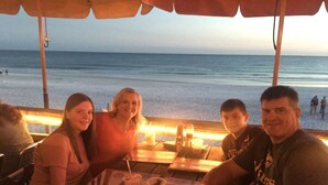 A beachside restaurant with outdoor seating, a view of the ocean, and a casual dining atmosphere. - Recently-Remodeled Destin Townhouse. Extended Stay Discount Nov-Feb (Miramar Beach)