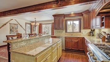 House, 4 Bedrooms | Private kitchen