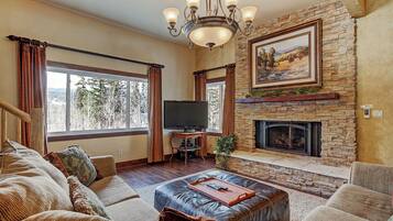 House, 4 Bedrooms | Living area