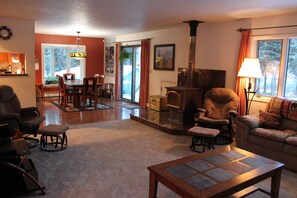 TV connectée, jeux vidéo, lecteur de DVD, livres