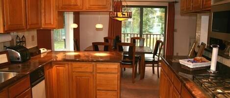 Full-size fridge, microwave, oven, stovetop