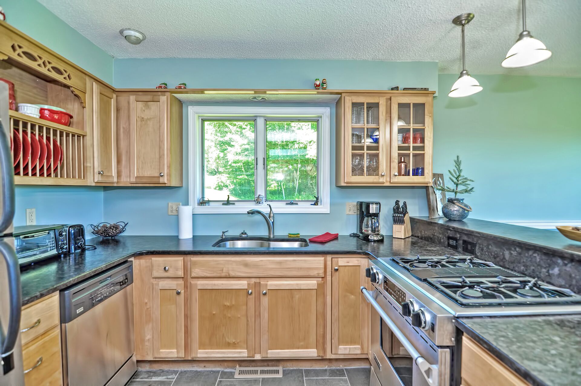 Large Secluded home with Mountain Views. Close to Skiing, Snowmobile, Hiking