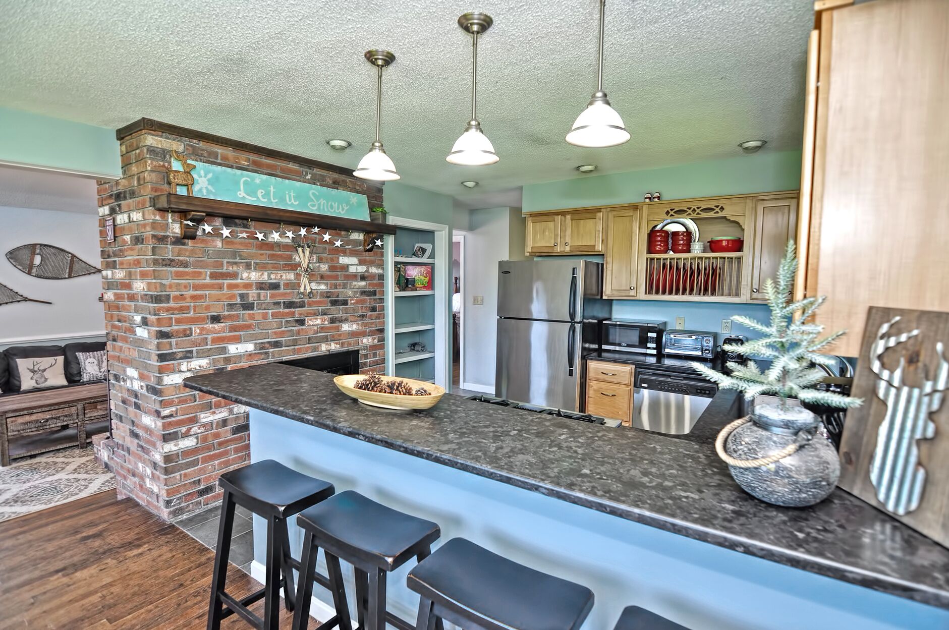 Large Secluded home with Mountain Views. Close to Skiing, Snowmobile, Hiking