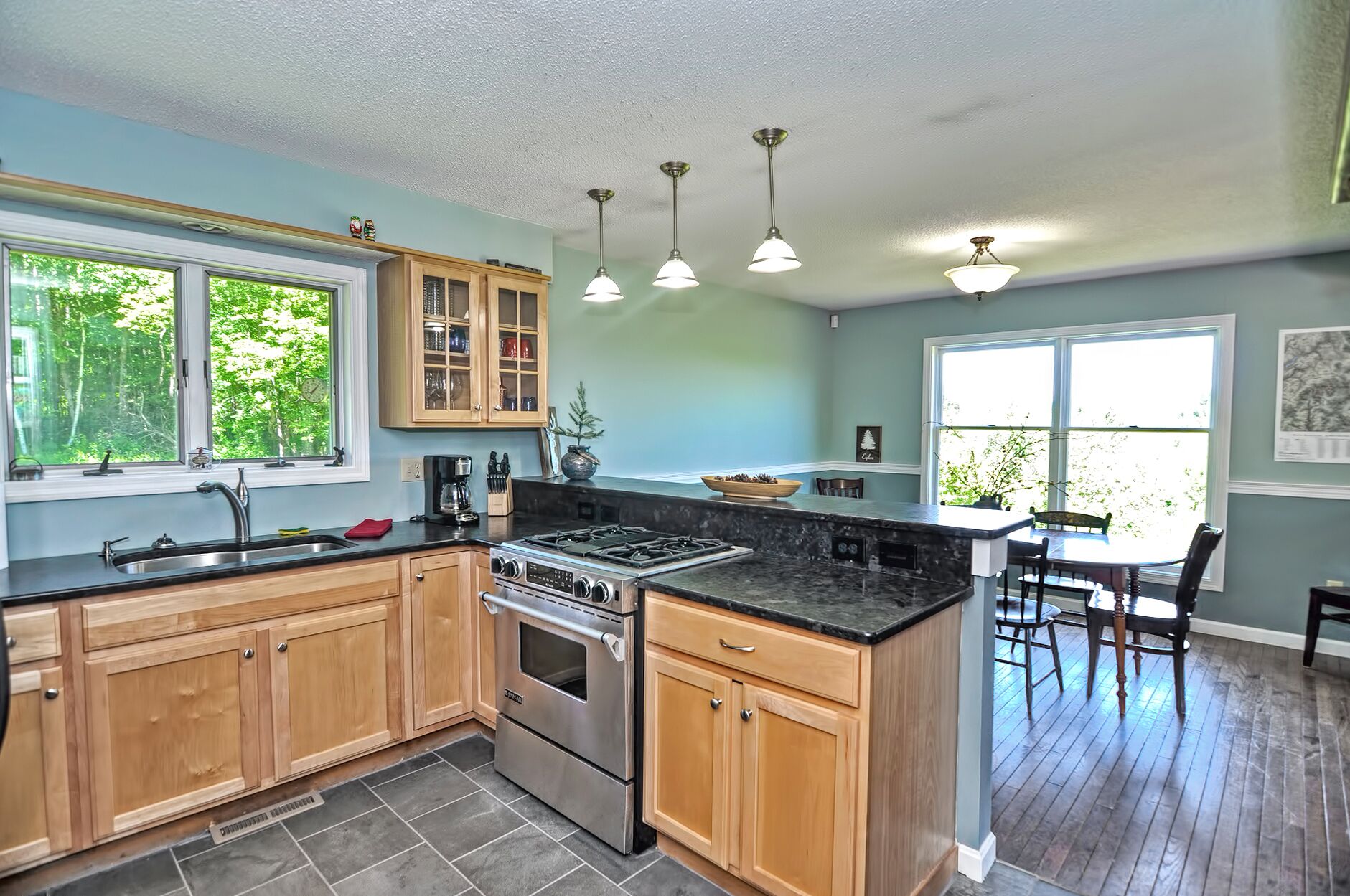 Large Secluded home with Mountain Views. Close to Skiing, Snowmobile, Hiking