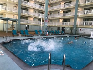 Een binnenzwembad, een buitenzwembad