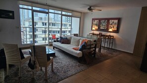 Smart TV - Beautiful 1B apt in Trendy Walkable City Neighborhood, Rooftop Pool
 (Panama city)