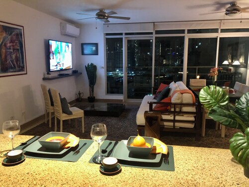 Beautiful 1B apt in Trendy Walkable City Neighborhood, Rooftop Pool
