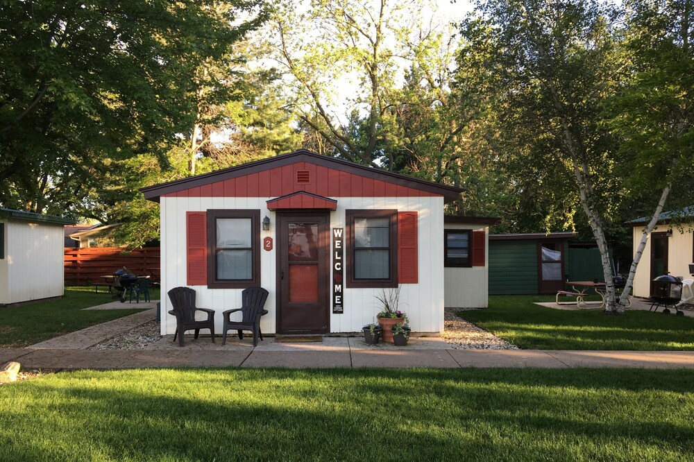 Cabin get away, fishing, kayaking, biking, vacationing, reunions, pet friendly