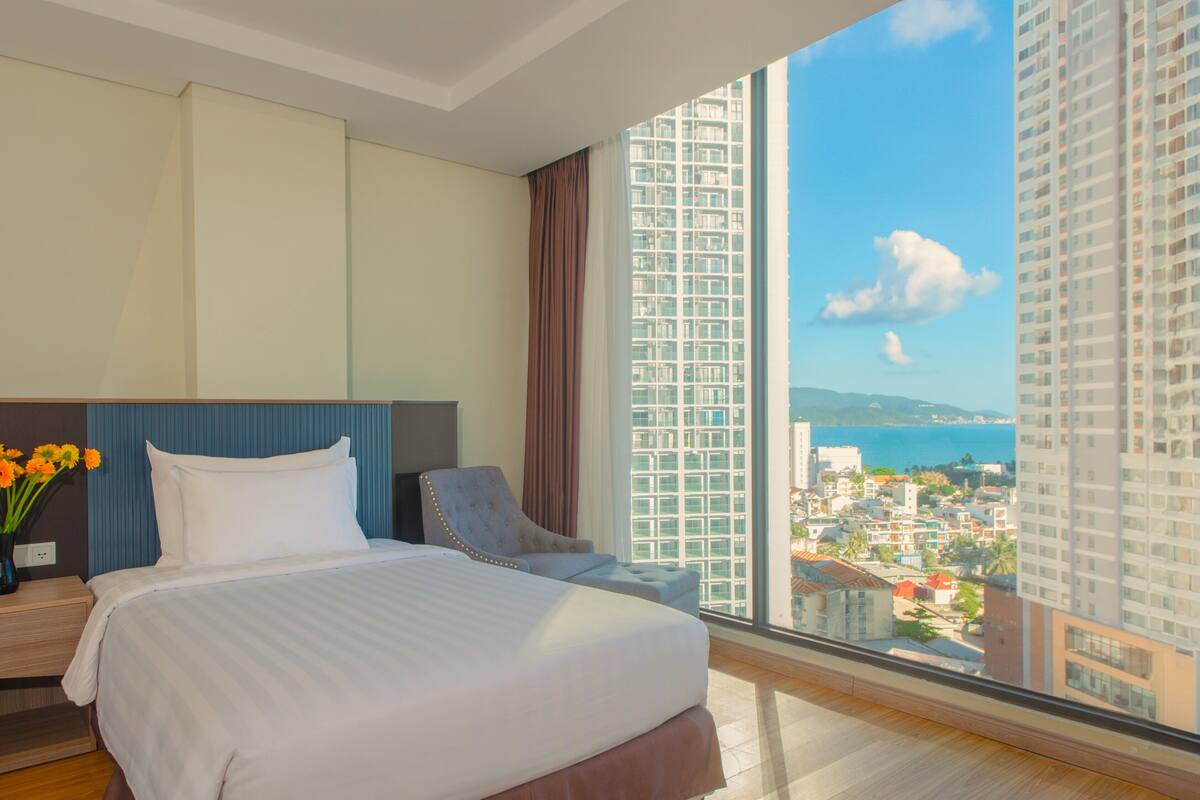 Phòng Deluxe, quang cảnh biển | Minibar, két bảo mật tại phòng, bàn, màn/rèm cản sáng 