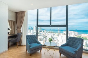 Suite Oceanfront View with Living Room | Beach/ocean view