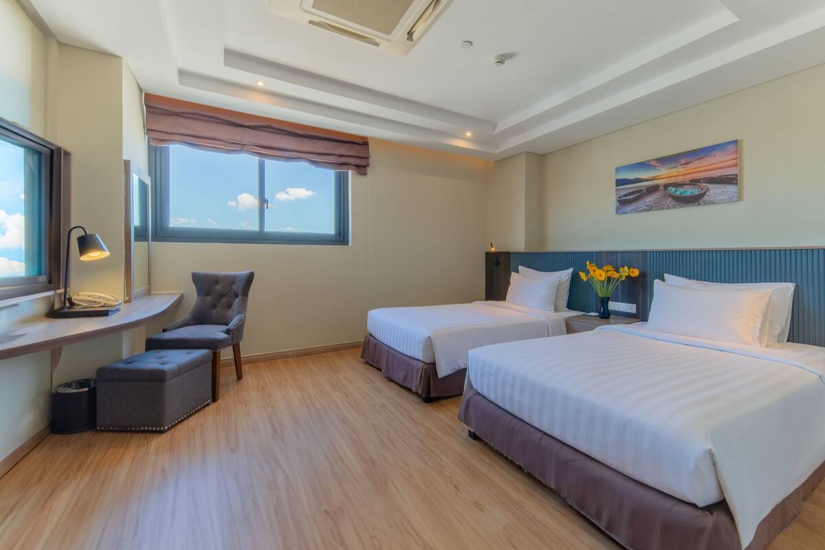 Phòng Superior, quang cảnh thành phố | Minibar, két bảo mật tại phòng, bàn, màn/rèm cản sáng 