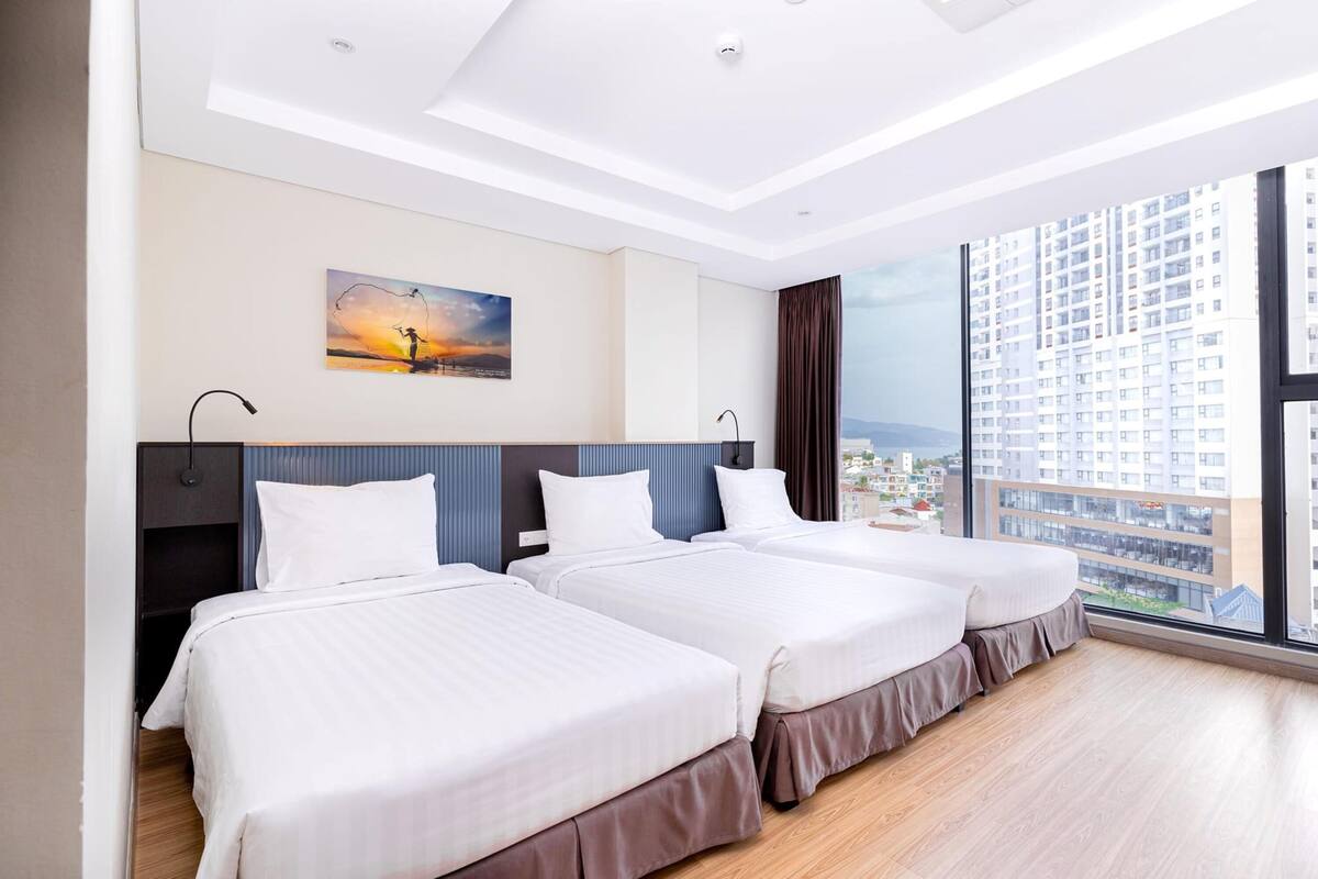 Phòng Suite dành cho gia đình, quang cảnh thành phố | Minibar, két bảo mật tại phòng, bàn, màn/rèm cản sáng 