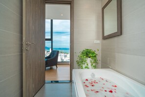 Suite Oceanfront View with Living Room | Bathroom