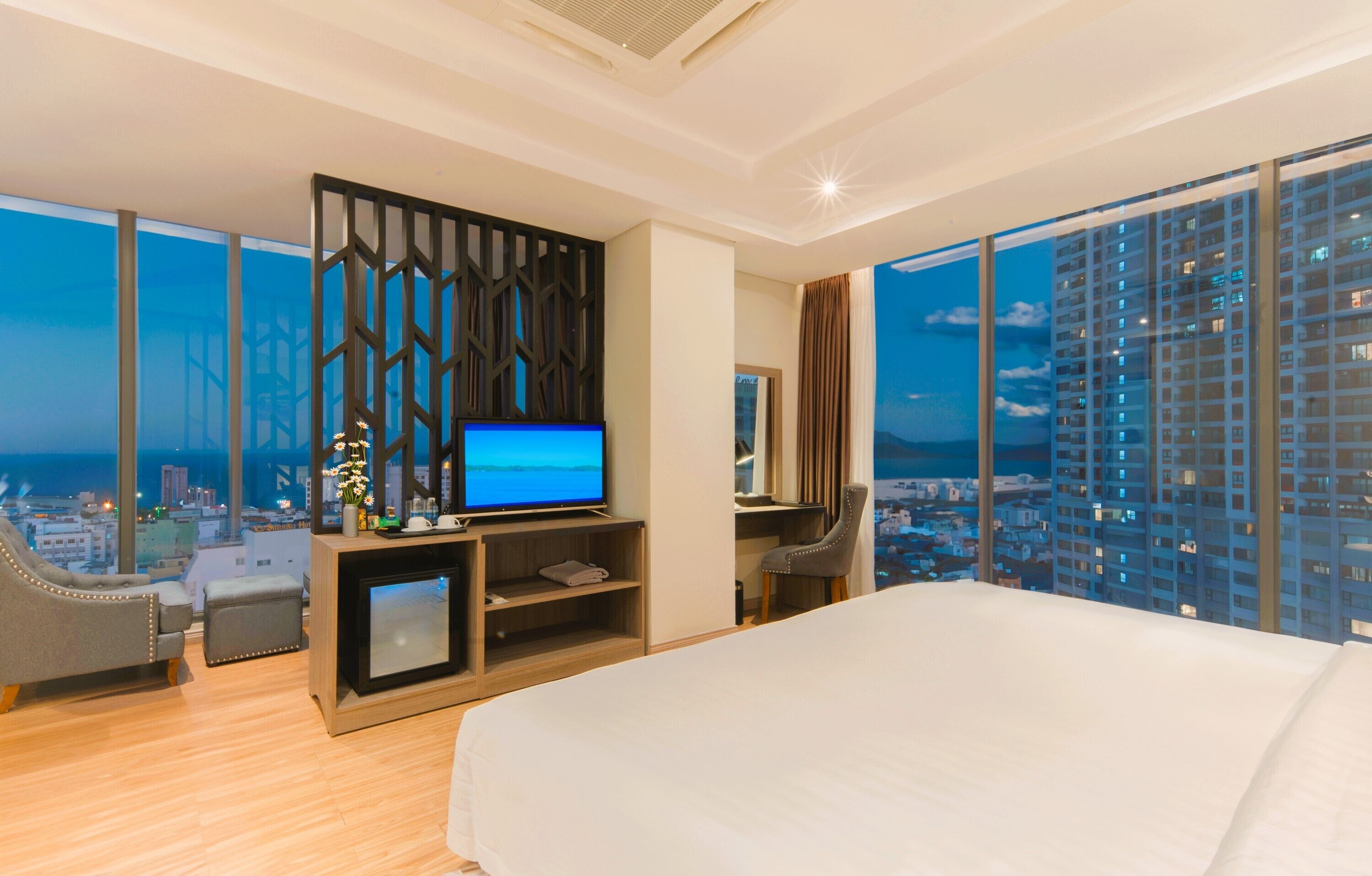 junior suite, sea view | 1 bedroom, minibar, in-room safe, desk
