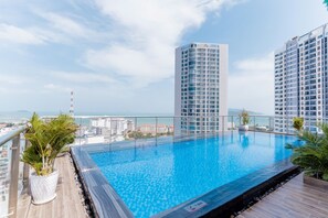 Utendørsbasseng, bassengparasoller og solsenger