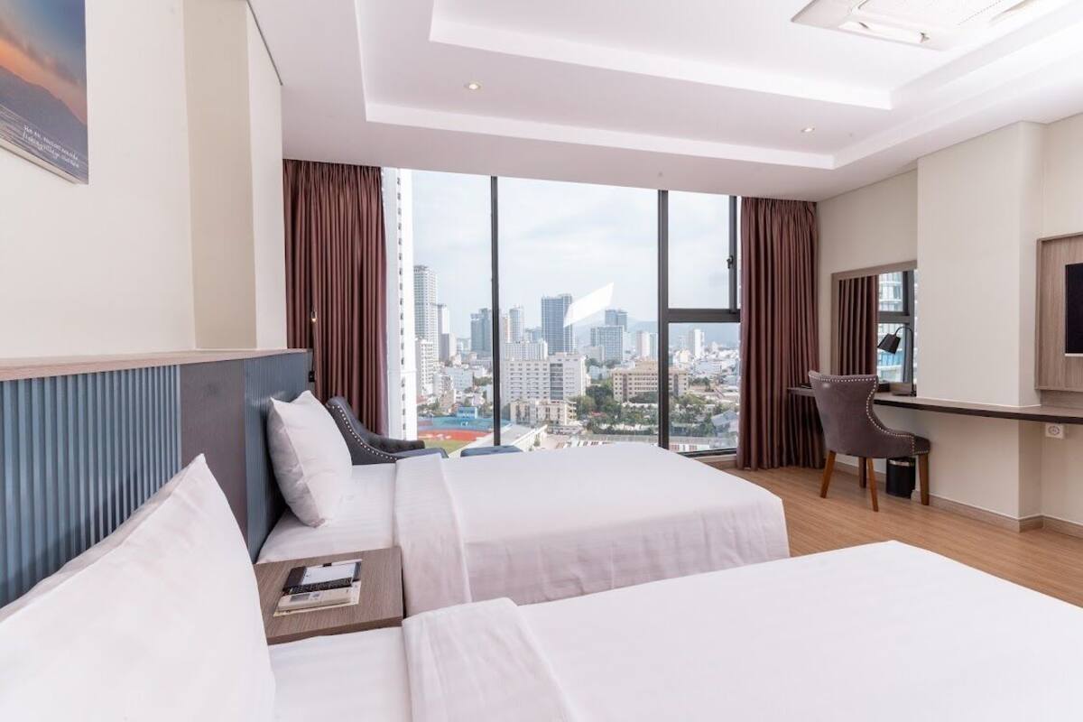 Phòng Deluxe, quang cảnh thành phố | Minibar, két bảo mật tại phòng, bàn, màn/rèm cản sáng 
