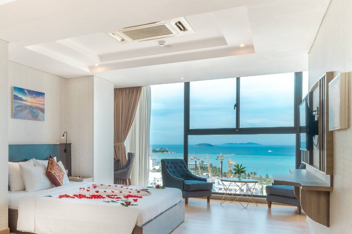 Phòng Suite Senior, quang cảnh biển | Minibar, két bảo mật tại phòng, bàn, màn/rèm cản sáng 