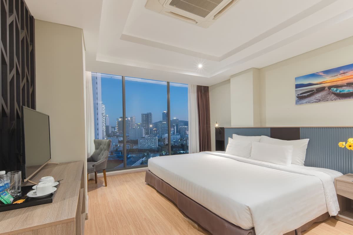 Quarto casal júnior, vista para o mar | Banheiro | Chuveiro, produtos de toalete grátis, secador de cabelo