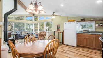 House, 3 Bedrooms | In-room dining