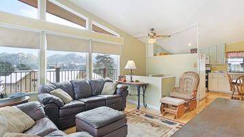 House, 3 Bedrooms | Ruang tamu | TV, pendiangan