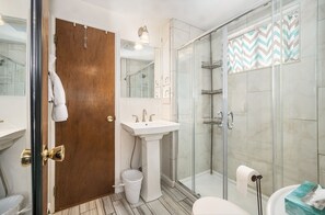 House, 3 Bedrooms | Bathroom | Hair dryer, towels, shampoo