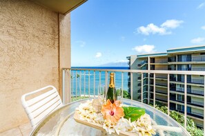 Studio | Outdoor dining - Royal Kahana 702 Studio Bedroom Condo by RedAwning (Lahaina)