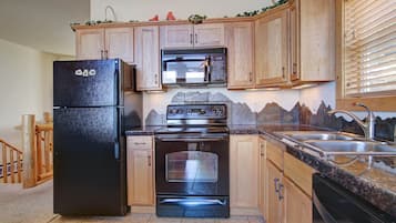 Condo, 2 Bedrooms | Private kitchen
