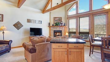 Condo, 2 phòng ngủ | Khu phòng khách | TV màn hình phẳng, sách