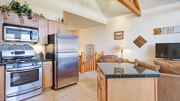 Condo, 2 phòng ngủ | Bếp riêng | Tủ lạnh, lò vi sóng, lò nướng, máy rửa bát