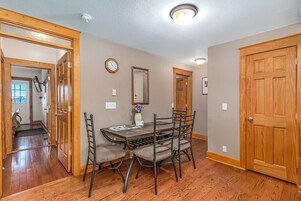 Condo, 2 quartos | Opções para refeição no quarto