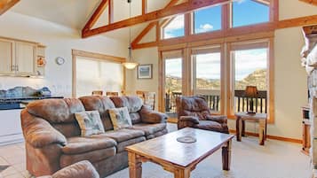 Condo, 2 phòng ngủ | Khu phòng khách | TV, sách