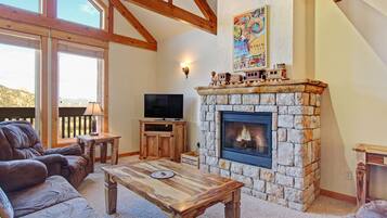 Leilighet, 2 soverom | Oppholdsområde | TV og bøker