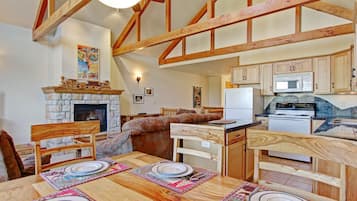 Condo, 2 phòng ngủ | Bếp riêng | Tủ lạnh, lò vi sóng, lò nướng, máy rửa bát