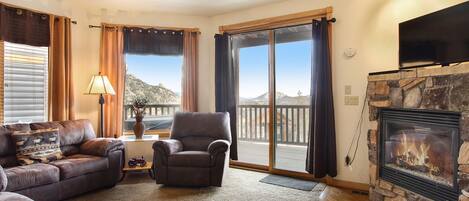 Condo, 2 quartos | Área de estar | TV de tela plana, lareira