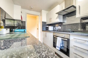 Căn hộ | Bếp riêng | Tủ lạnh, lò vi sóng, lò nướng, bếp nấu